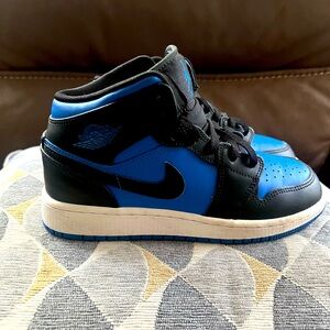 Air Jordan 1 Mid size 4Y